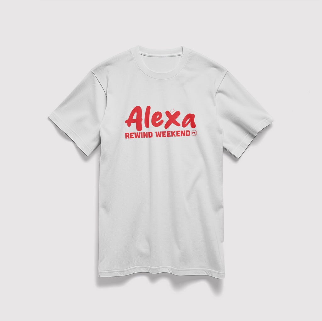 Mockup maglietta unisex girocollo bianca in cotone biologico e scritta rossa “Alexa rewind weekend” Totally Random