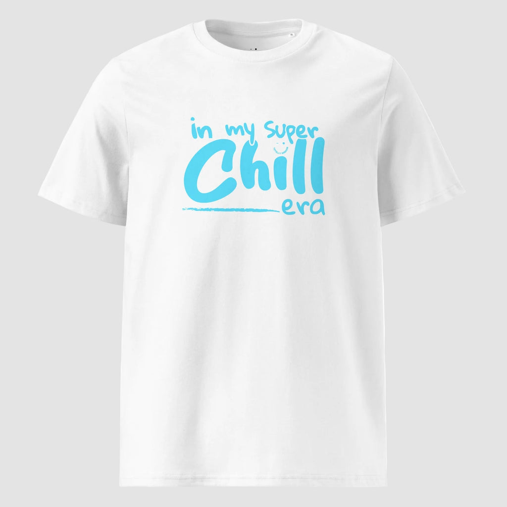 mockup frontale maglietta unisex bianca con scritta azzurra in my super chill era - Totally Random®
