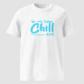 mockup frontale maglietta unisex bianca con scritta azzurra in my super chill era - Totally Random®