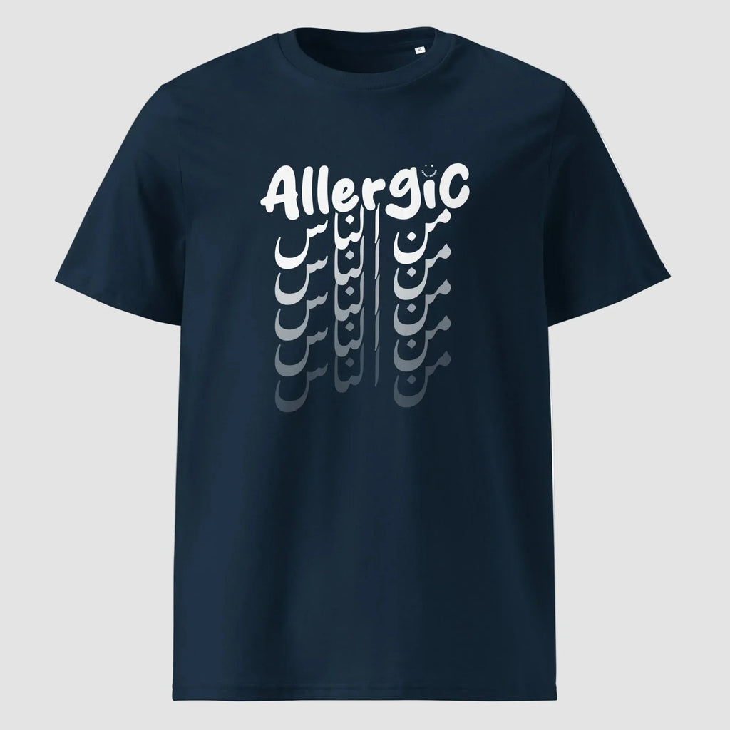 mockup maglietta unisex blu navy con scritta inglese e arabo bianca allergic من الناس - Totally Random®