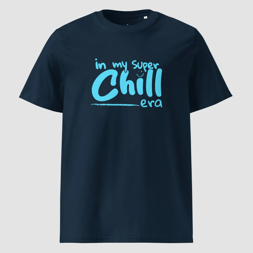mockup frontale maglietta unisex blu navy con scritta azzurra in my super chill era - Totally Random®