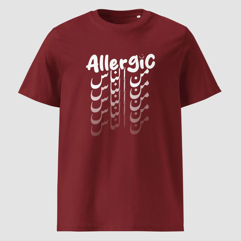 mockup maglietta unisex bordeaux con scritta inglese e arabo bianca allergic من الناس - Totally Random®