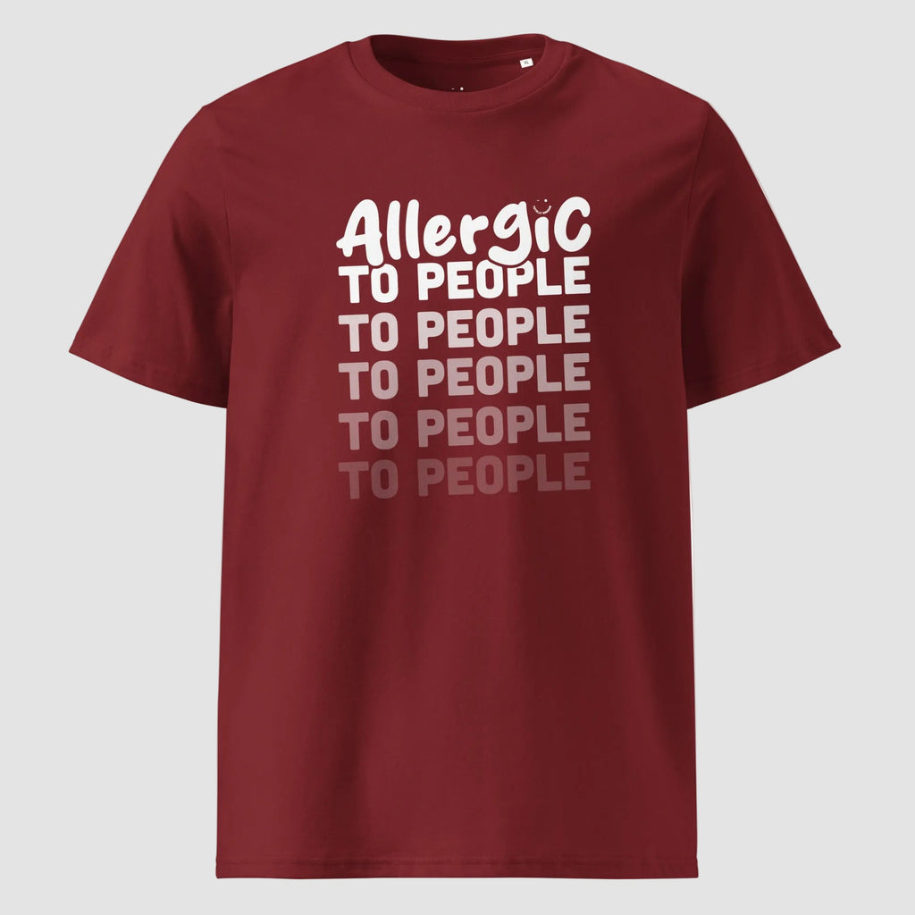 mockup frontale maglietta unisex bordeaux con scritta bianca allergic to people - Totally Random®