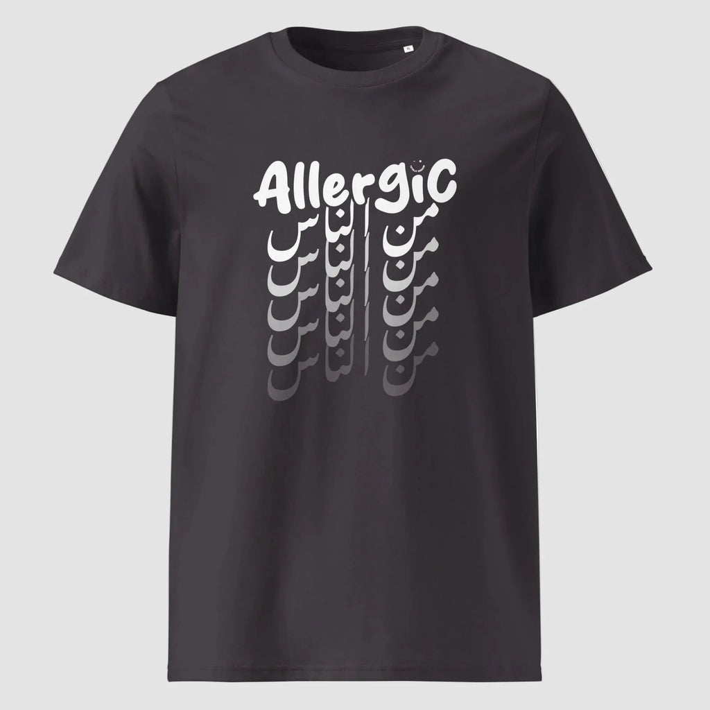 mockup maglietta unisex grigio scuro con scritta inglese e arabo bianca allergic من الناس - Totally Random®