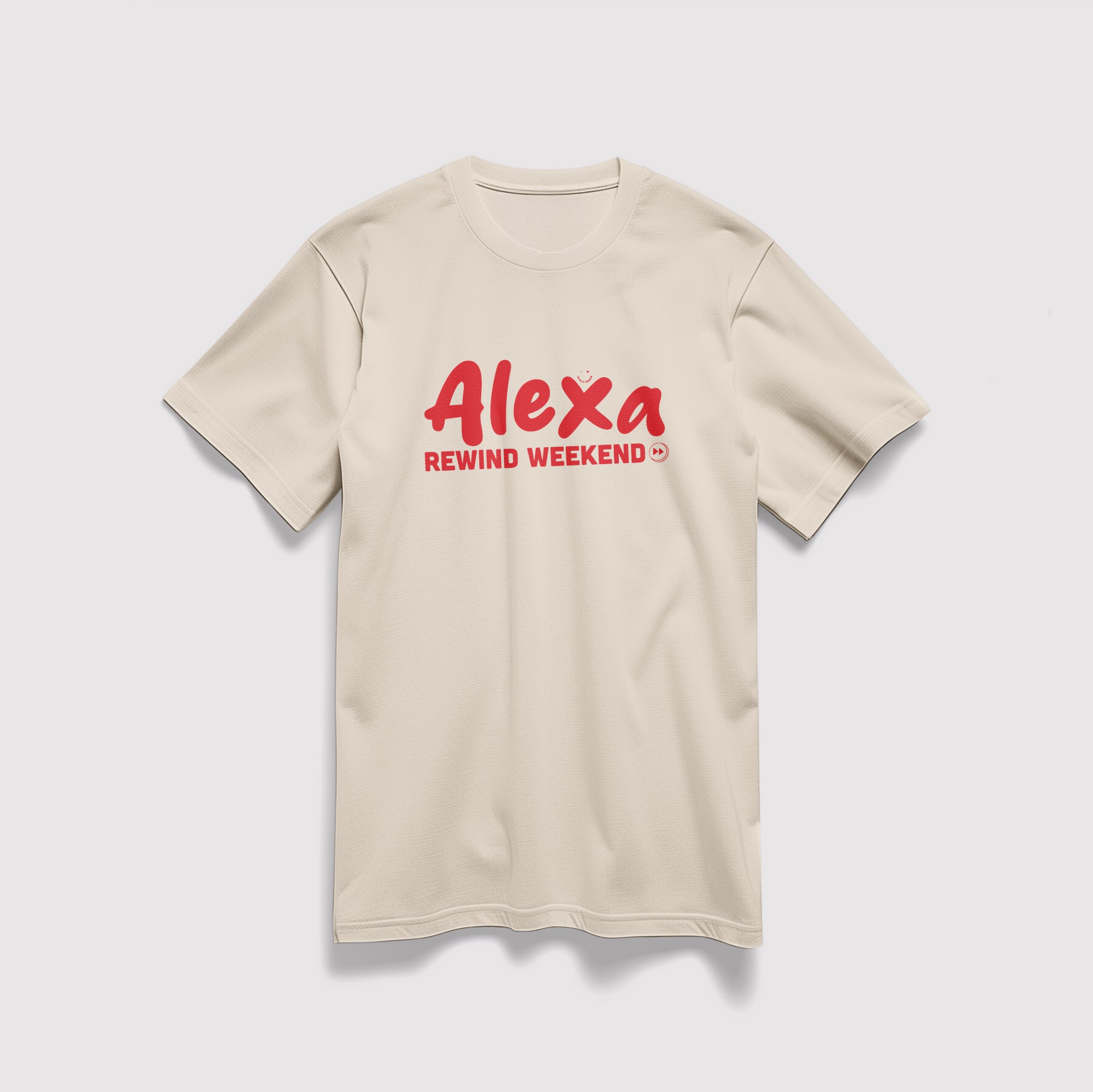 Mockup maglietta unisex girocollo naurale grezzo in cotone biologico e scritta rossa “Alexa rewind weekend” Totally Random