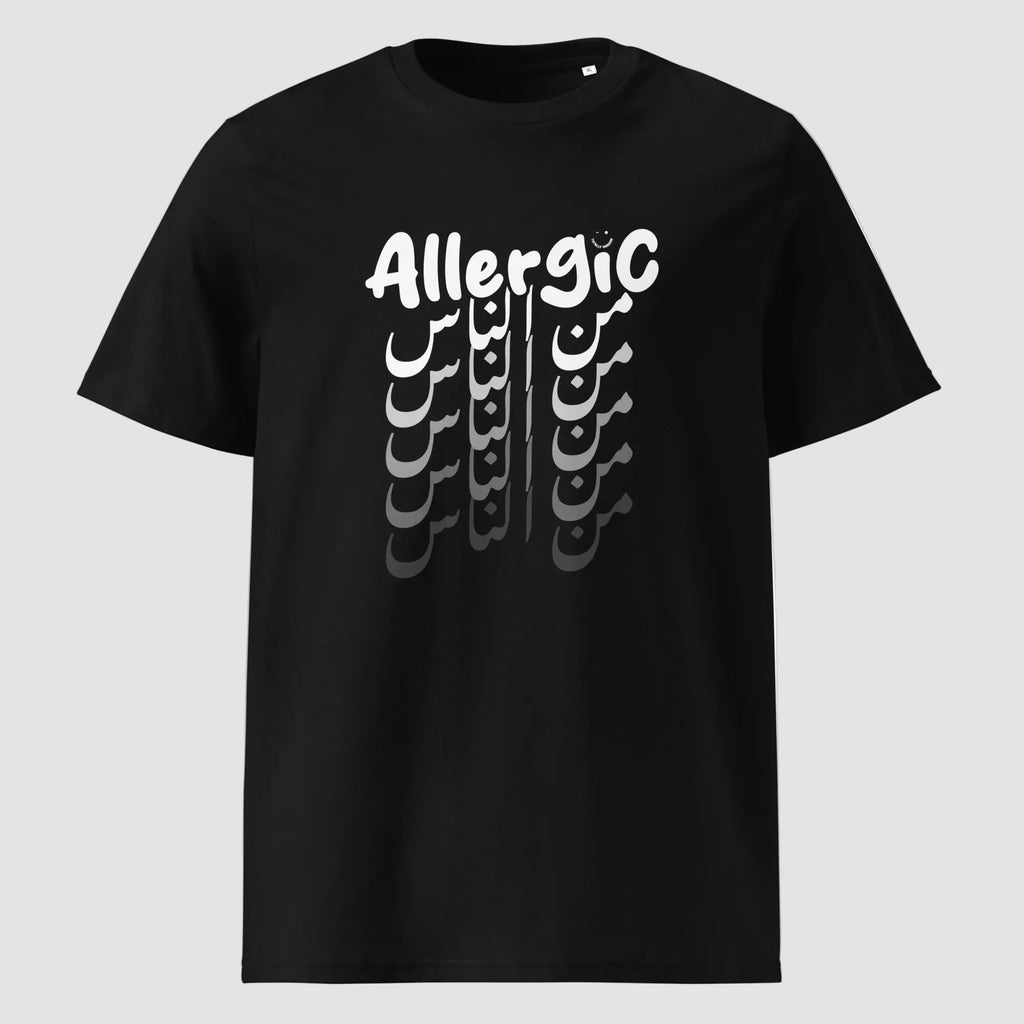 mockup maglietta unisex nera con scritta inglese e arabo bianca allergic من الناس - Totally Random®