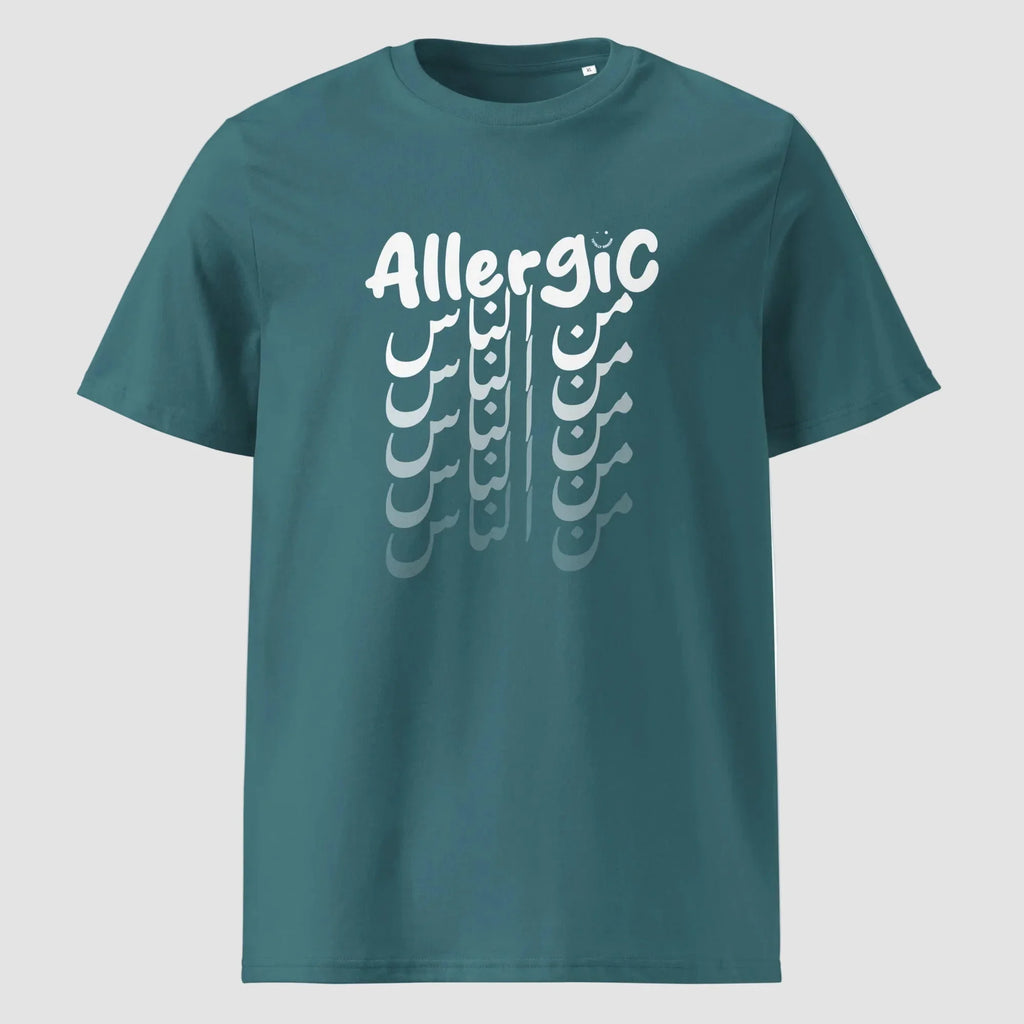 mockup maglietta unisex smeraldo con scritta inglese e arabo bianca allergic من الناس - Totally Random®