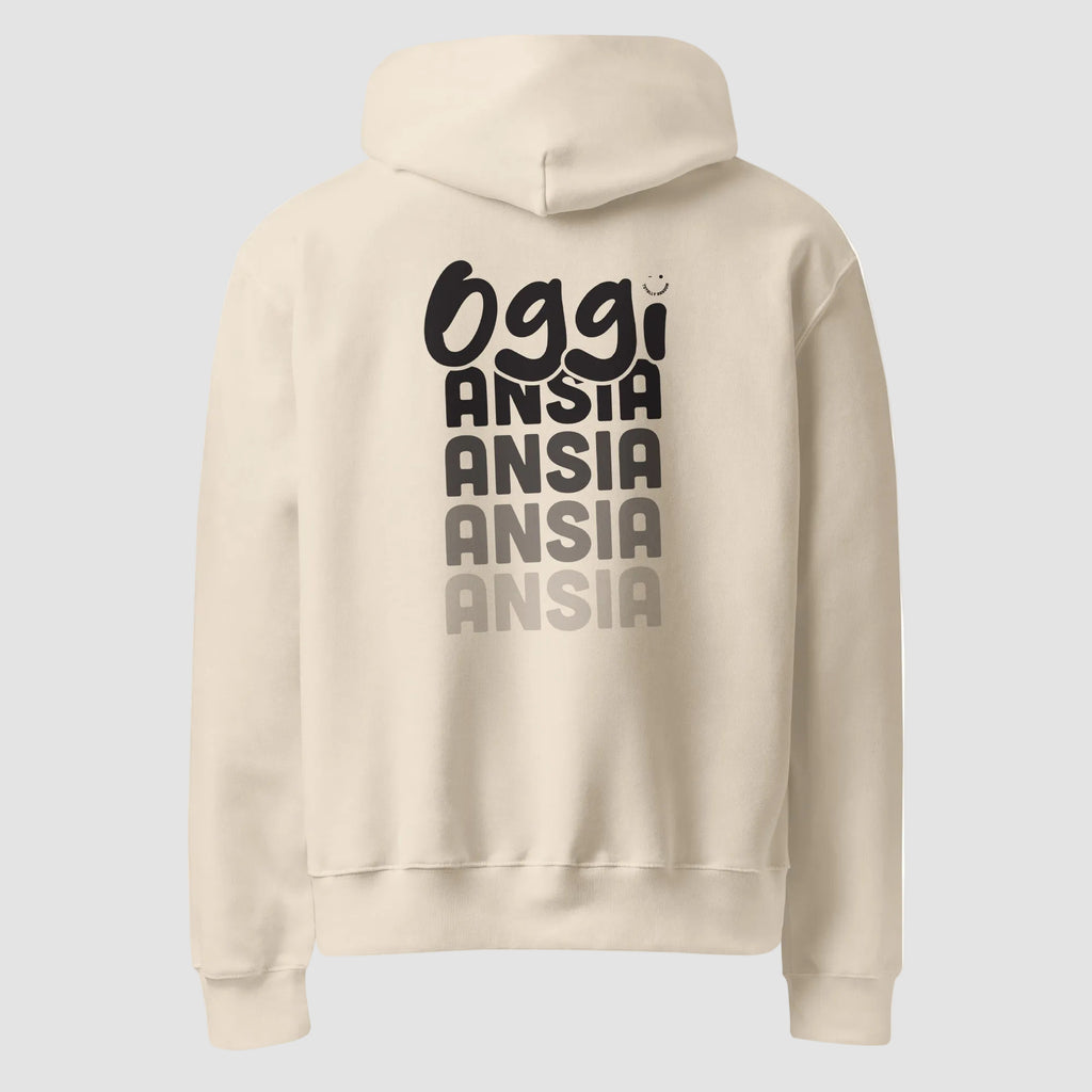mockup retro felpa unisex oversize beige con cappuccio e scritta nera in italiano sulla schiena oggi ansia - Totally Random®
