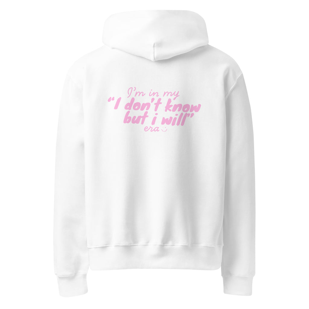 mockup retro felpa unisex oversize bianca con scritta rosa in inglese sulla schiena im in my i don't know but i will era - Totally Random®