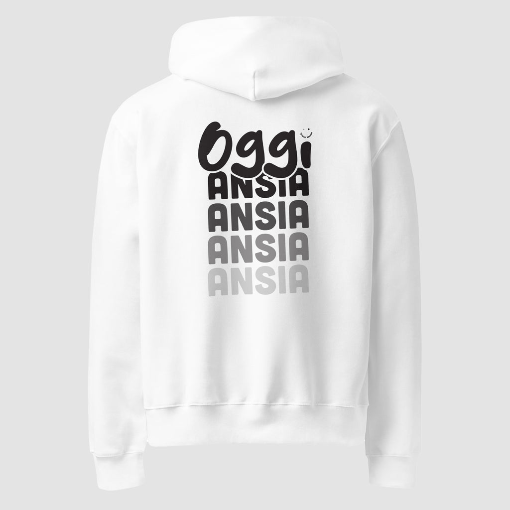 mockup retro felpa unisex oversize bianca con cappuccio e scritta nera in italiano sulla schiena oggi ansia - Totally Random®