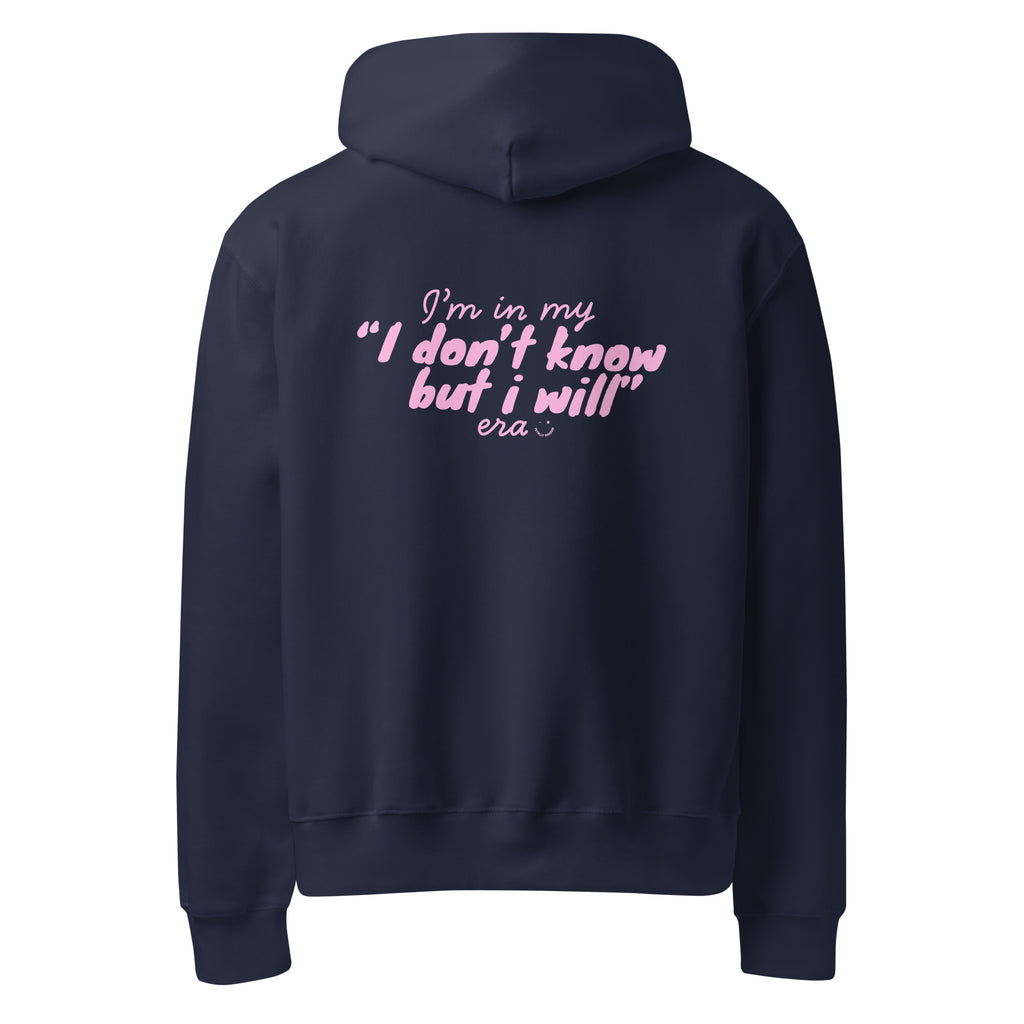 mockup retro felpa unisex oversize blu navy con scritta rosa in inglese sulla schiena im in my i don't know but i will era - Totally Random®