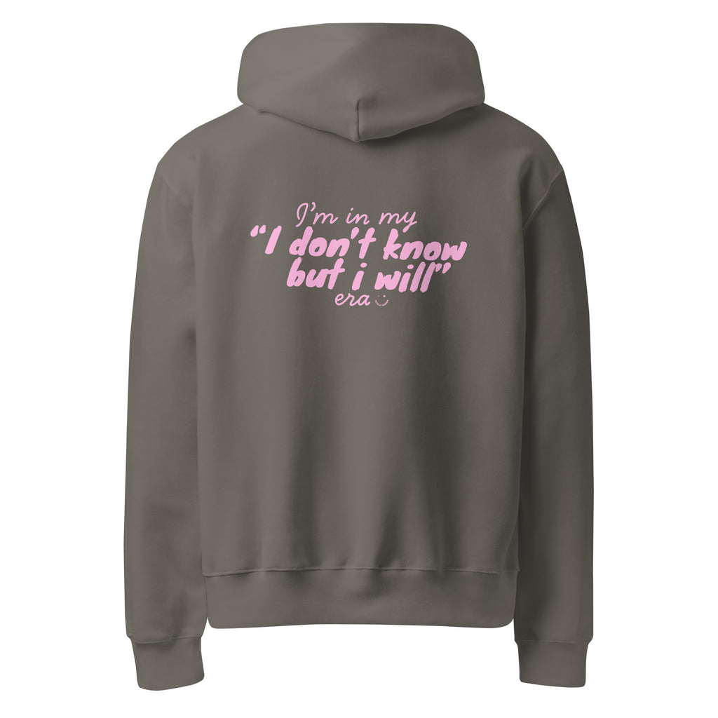 mockup retro felpa unisex oversize grigia con scritta rosa in inglese sulla schiena im in my i don't know but i will era - Totally Random®