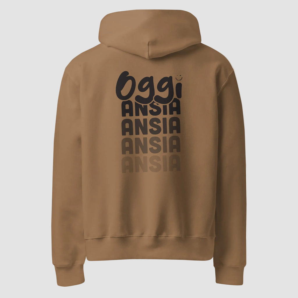mockup retro felpa unisex oversize marrone con cappuccio e scritta nera in italiano sulla schiena oggi ansia - Totally Random®