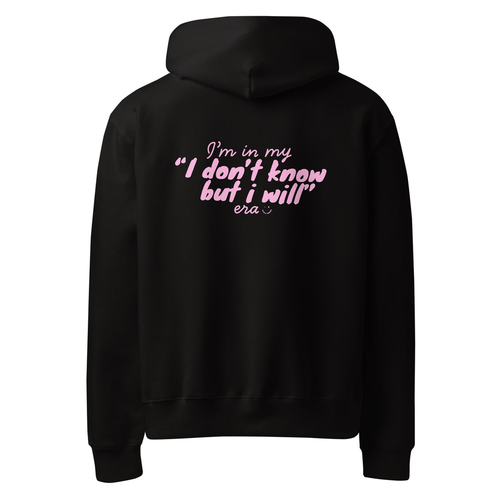 mockup retro felpa unisex oversize nera con scritta rosa in inglese sulla schiena im in my i don't know but i will era - Totally Random®