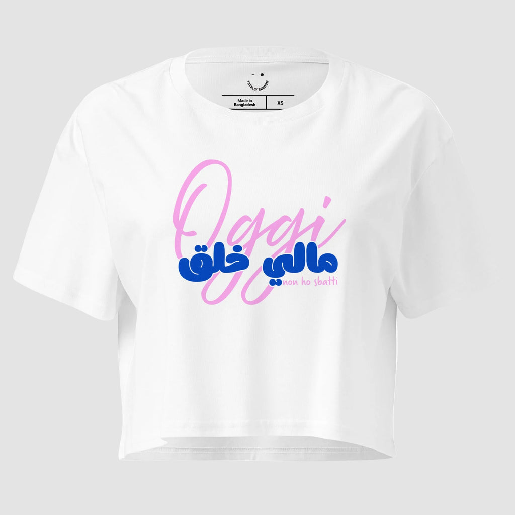 mockup frontale della cropped t-shirt bianco totally Random con design today مالي خلق