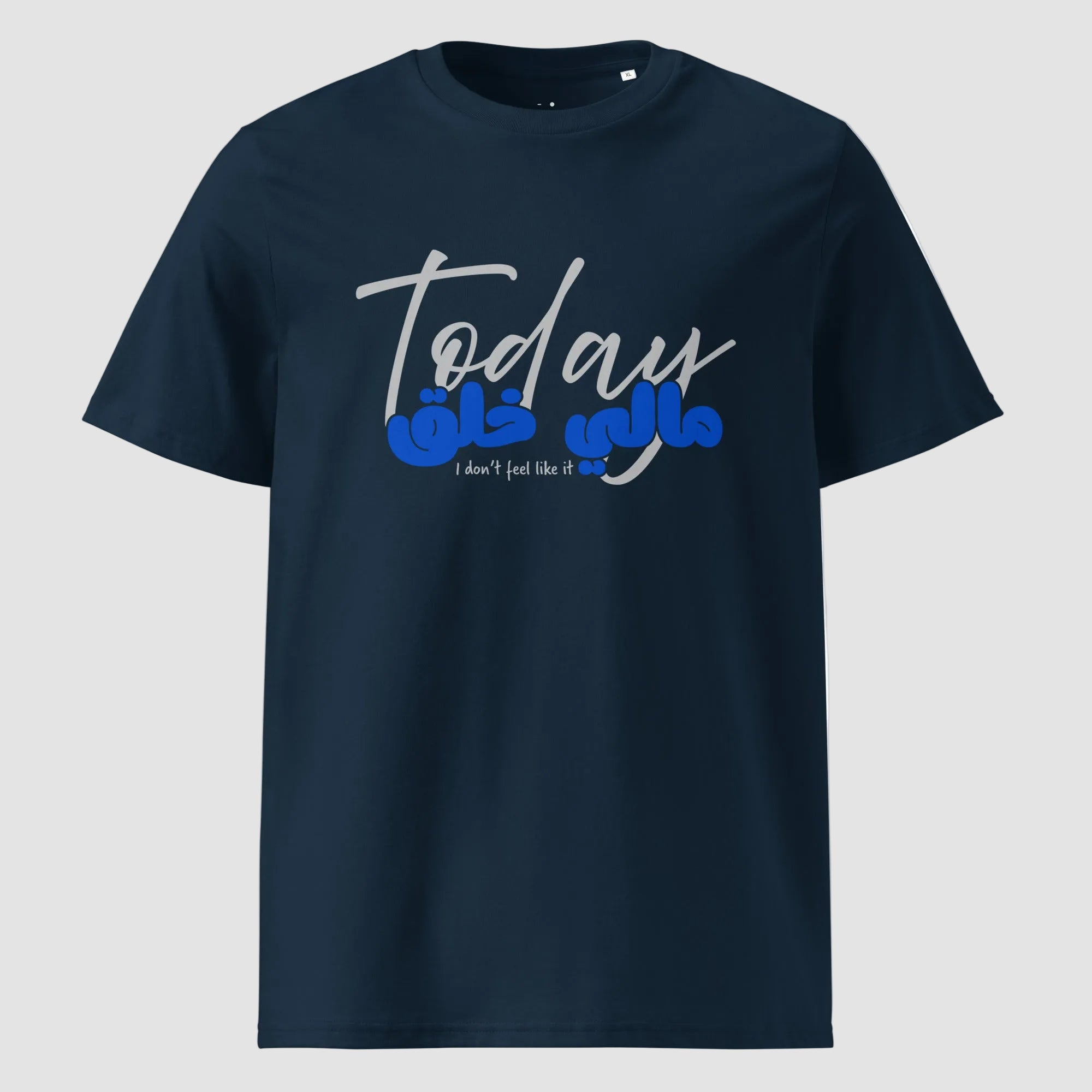Mockup frontale della T-shirt Blu Navy oversize Totally Random con design Today مالي خلق