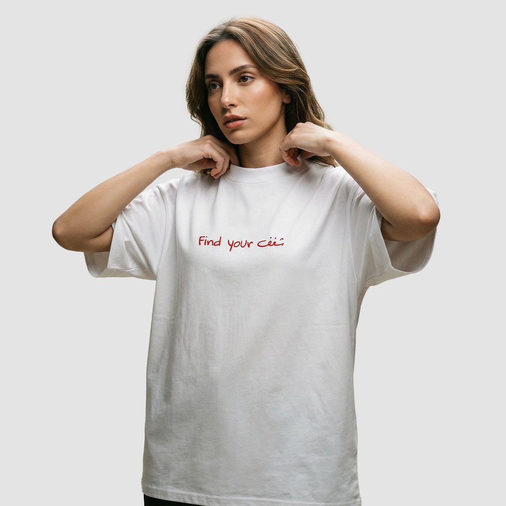 ragazza indossa maglietta unisex oversize bianca con scritta rossa in inglese e arabo find your passion - Totally Random®