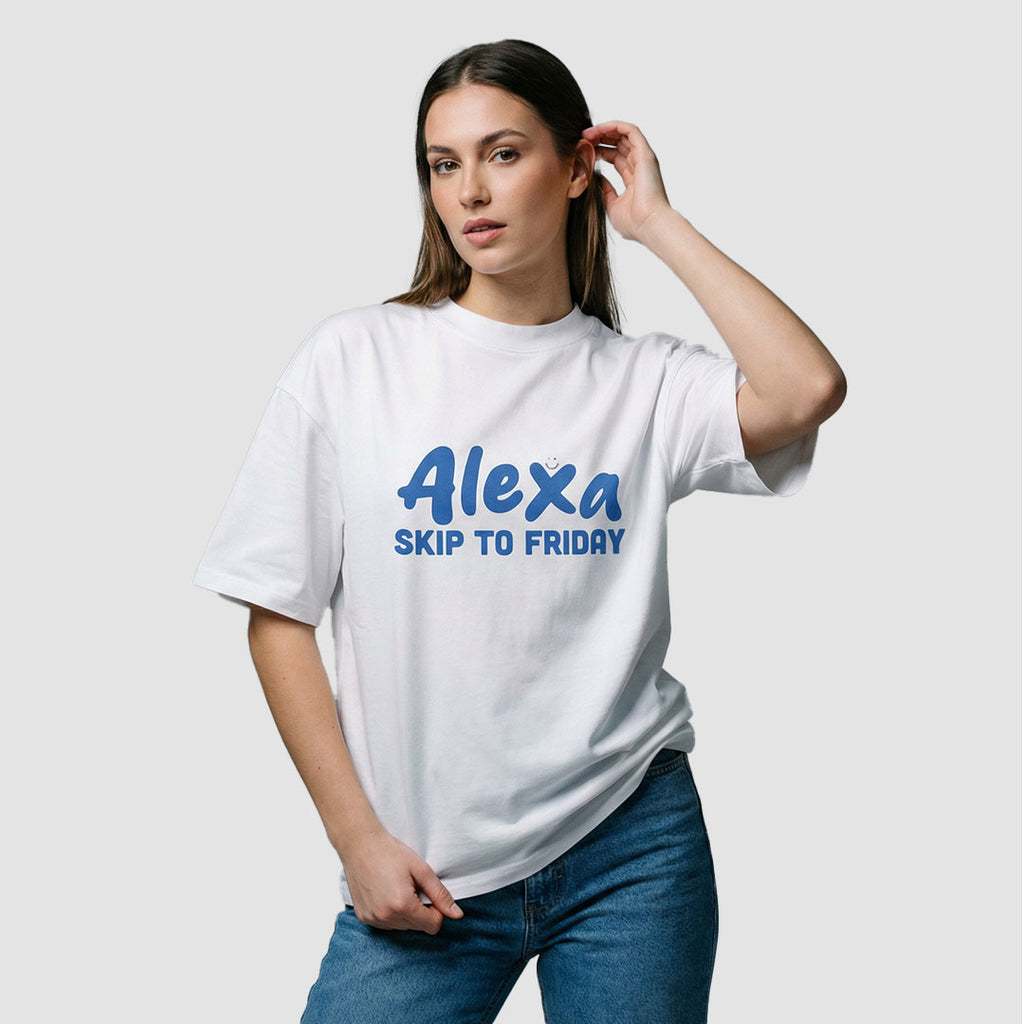 ragazza indossa maglietta unisex oversize bianca con scritta blu alexa skip to friday - Totally Random®