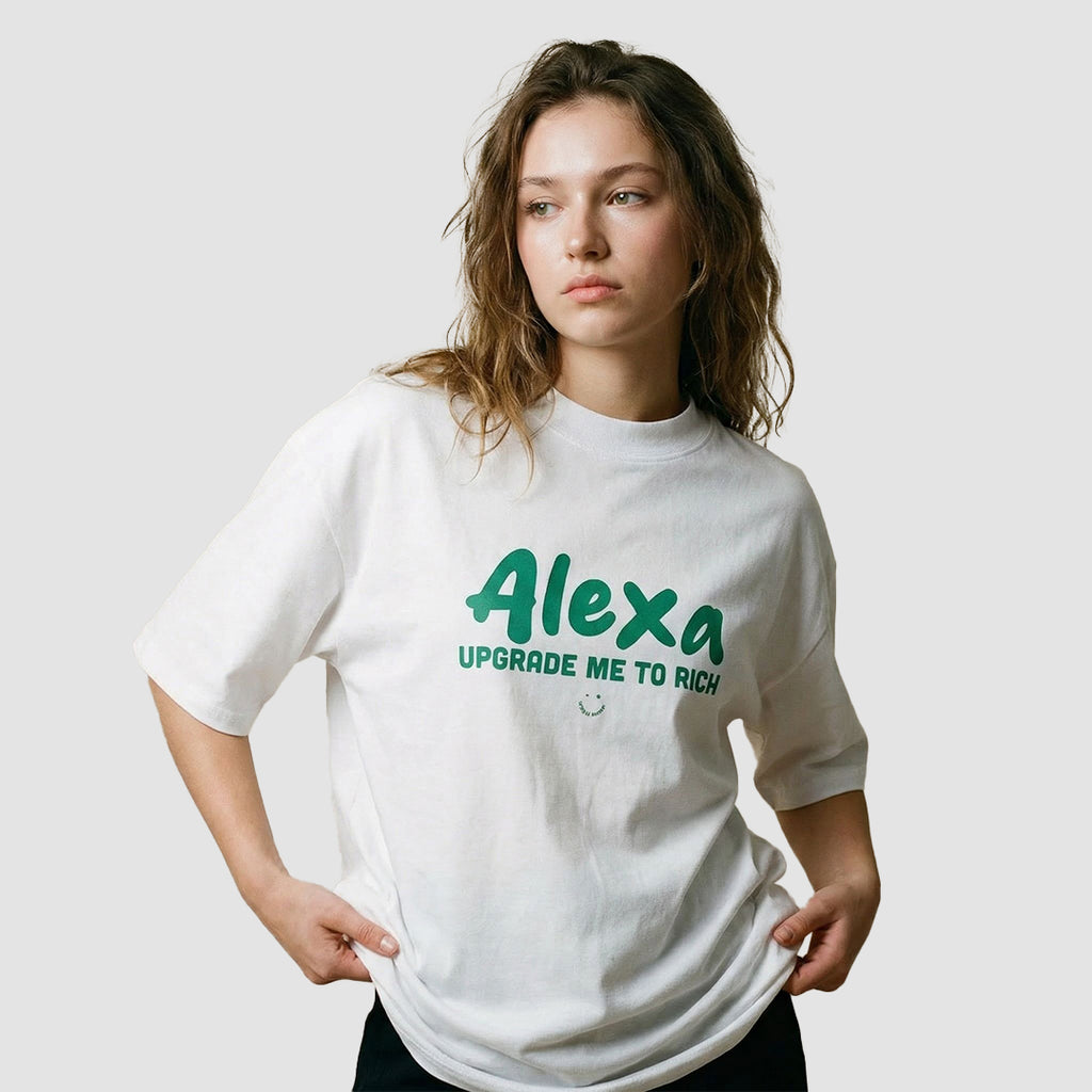 modella indossa maglietta unisex oversize bianca con scritta verde alexa upgrade me to rich - Totally Random®