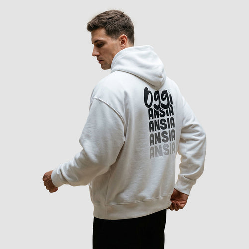 uomo indossa felpa unisex bianca con cappuccio e scritta nera in italiano sulla schiena oggi ansia - Totally Random®
