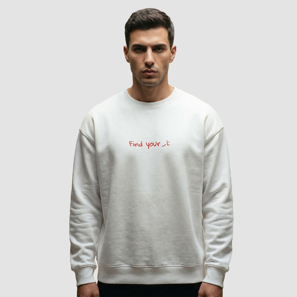 modello indossa felpa unisex oversize bianca con scritta rossa in inglese e arabo find your fire - Totally Random®