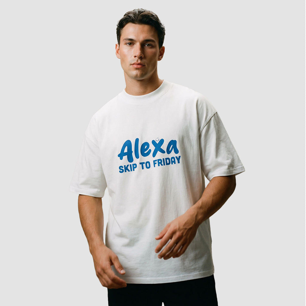 ragazzo indossa maglietta unisex oversize bianca con scritta blu alexa skip to friday - Totally Random®