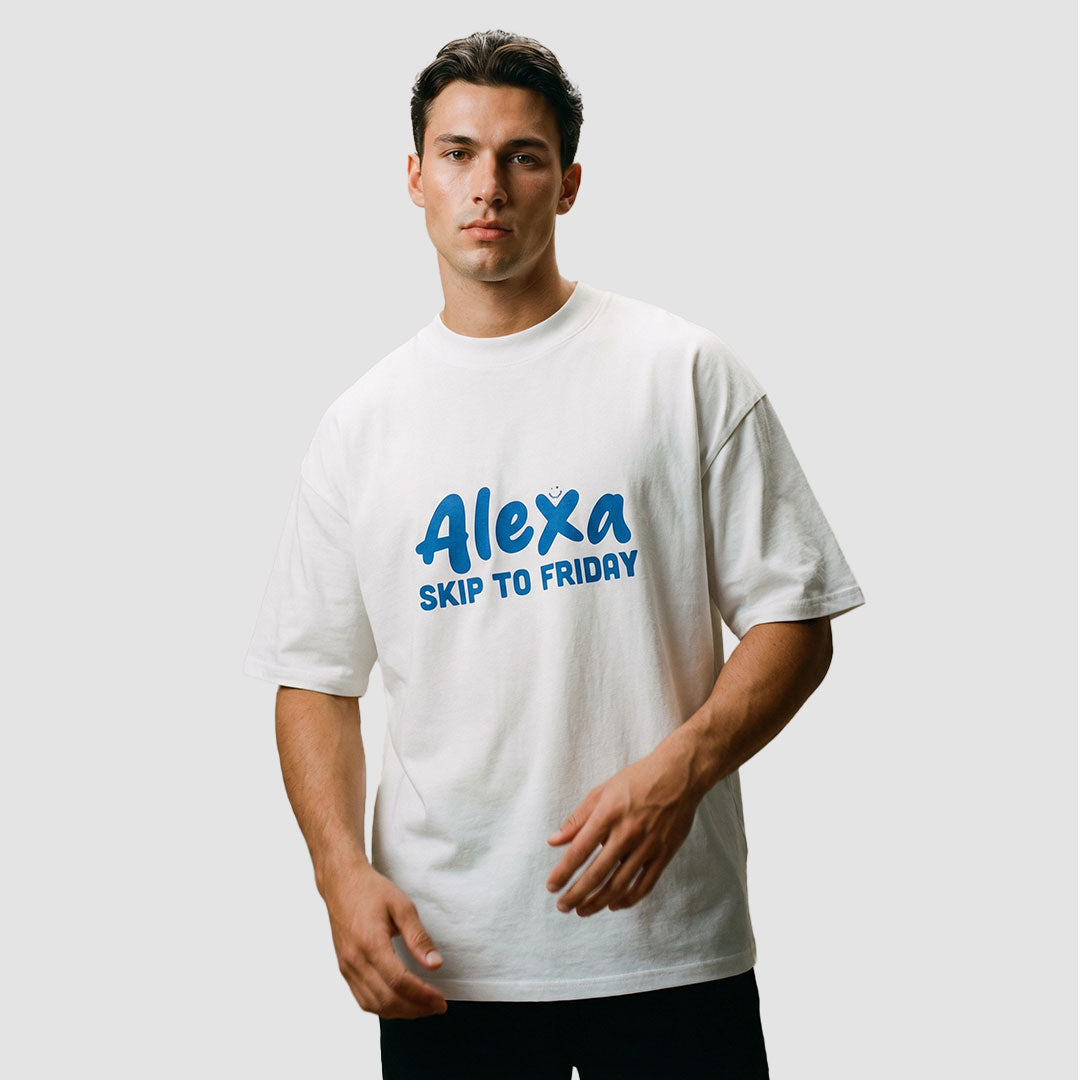 ragazzo indossa maglietta unisex oversize bianca con scritta blu alexa skip to friday - Totally Random®