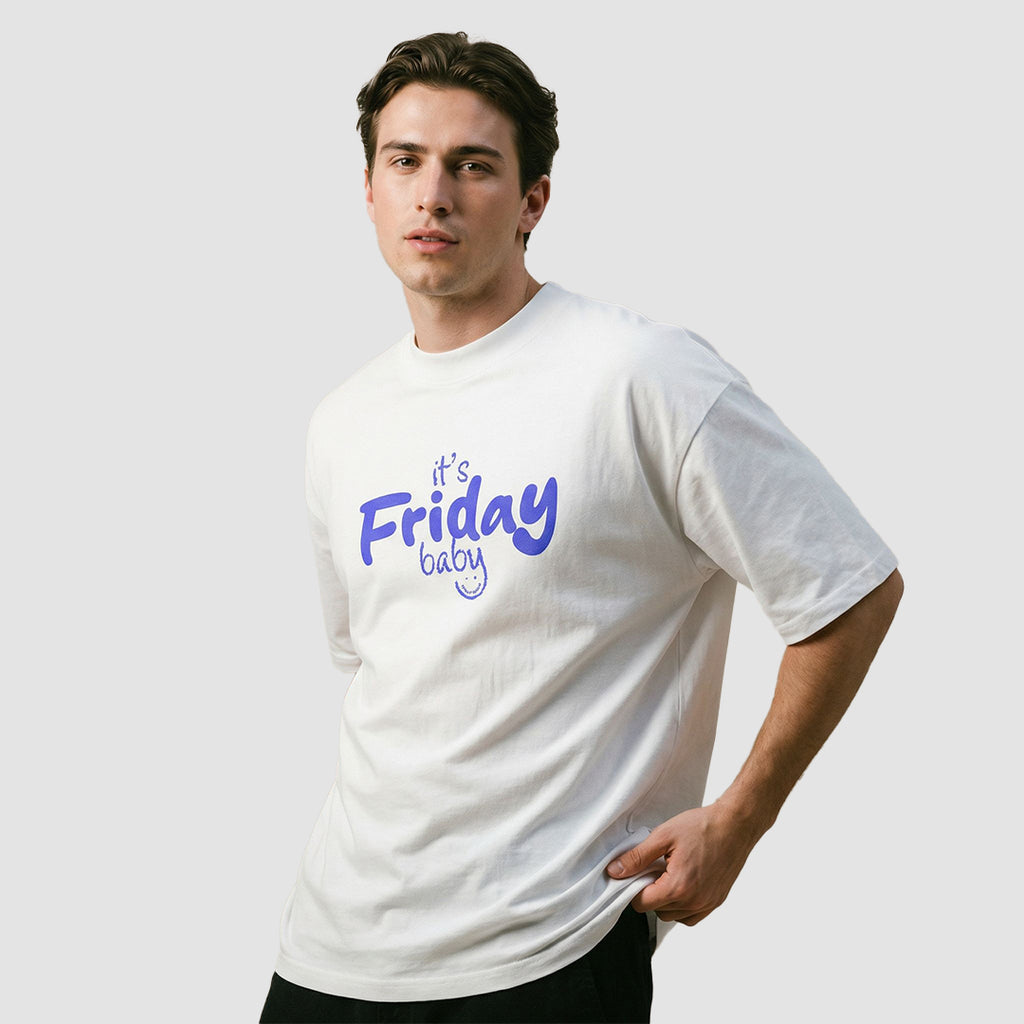 modello indossa maglietta unisex oversize bianca con scritta viola it's friday baby - Totally Random®