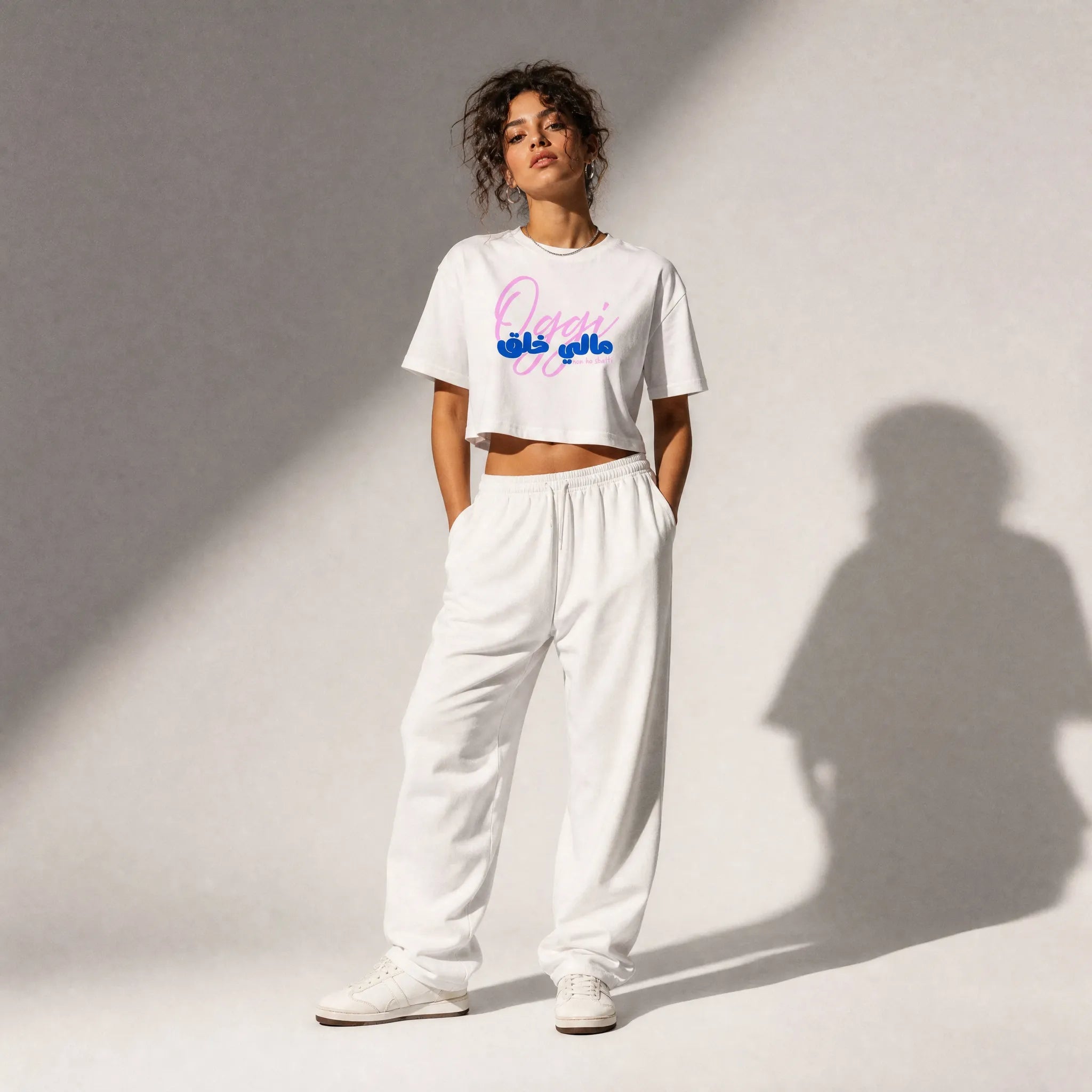 donna con outfit streetwear che indossa una cropped t-shirt bianco totally random con design today مالي خلق