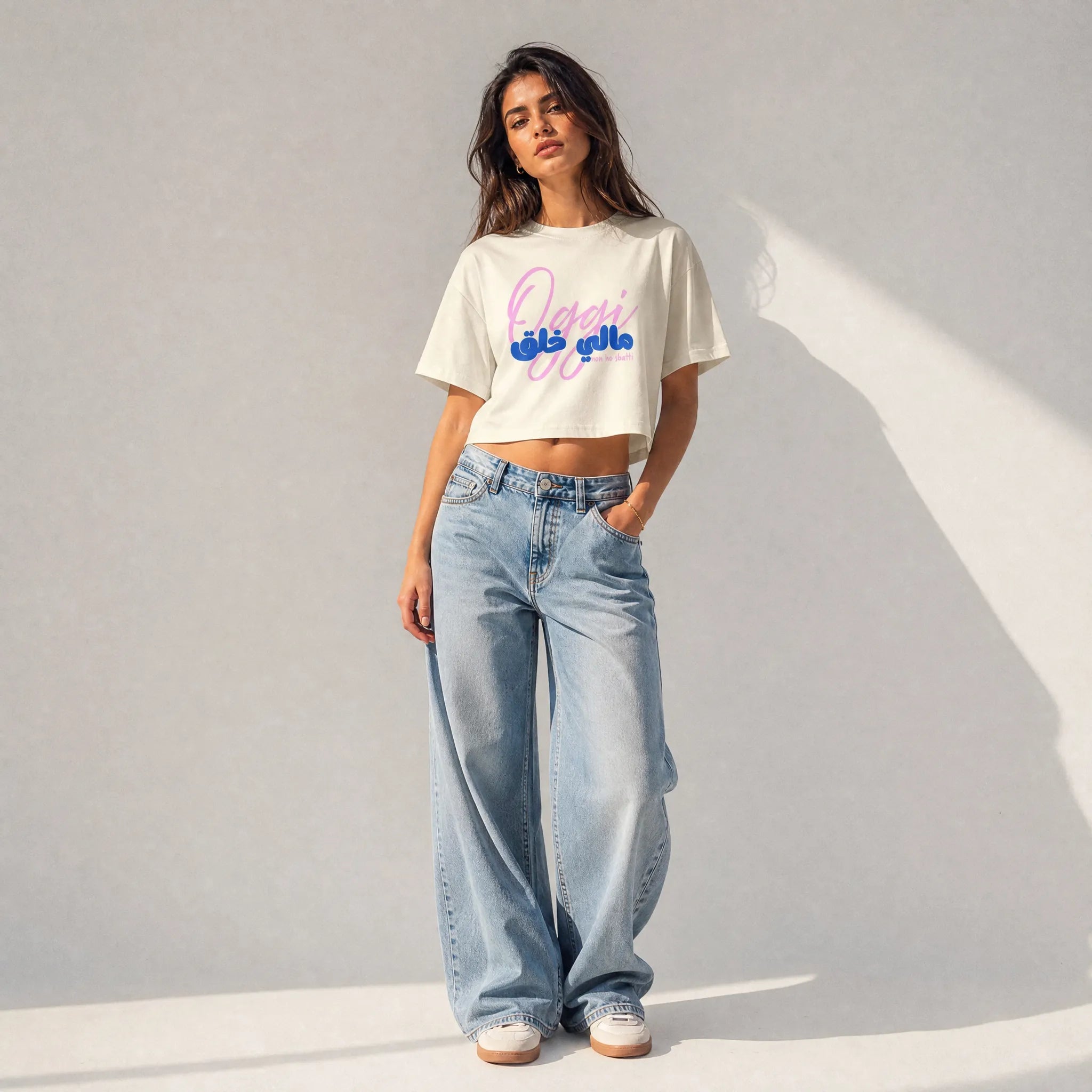 donna con outfit streetwear che indossa una cropped t-shirt crema totally random con design today مالي خلق
