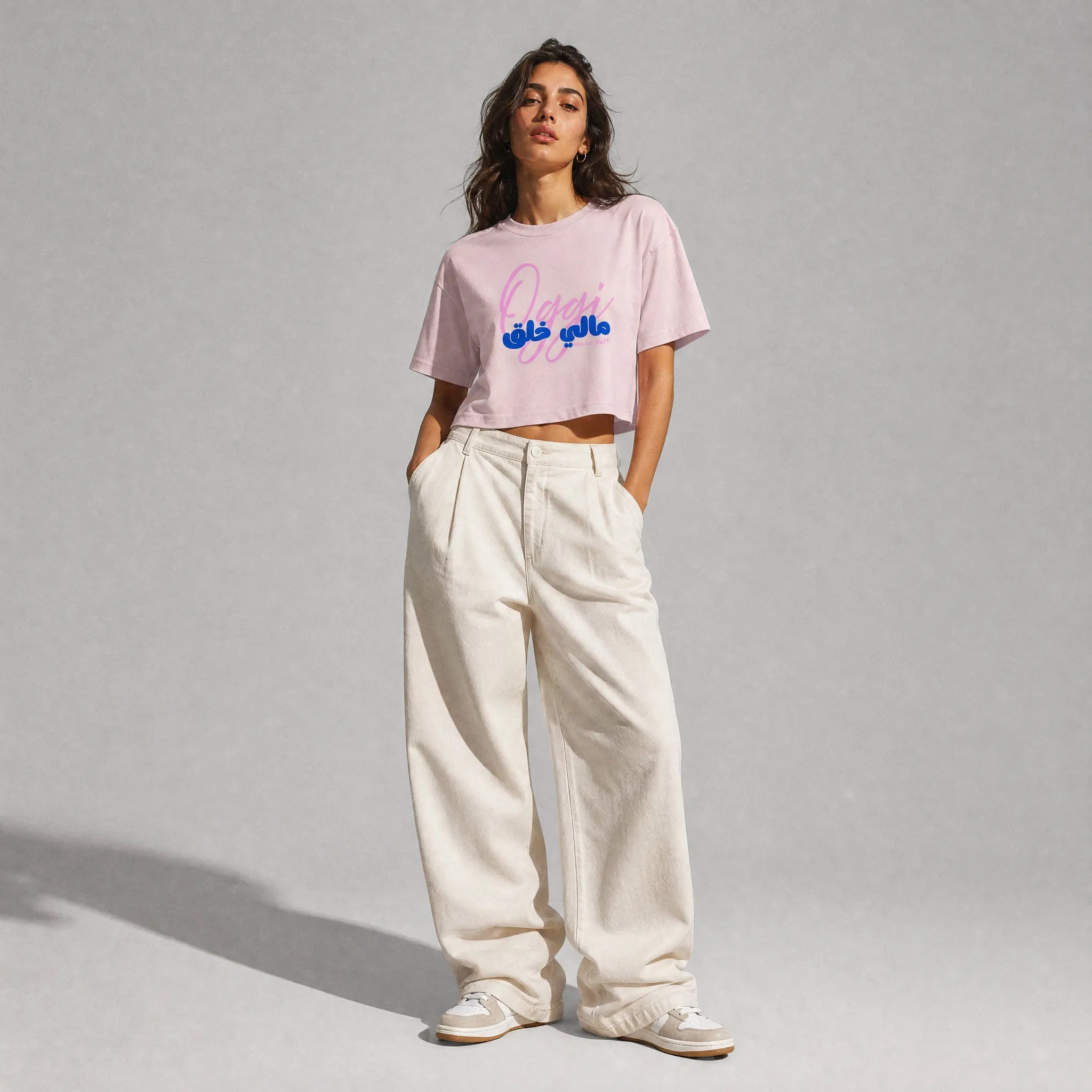 donna con outfit streetwear che indossa una cropped t-shirt rosa totally random con design today مالي خلق