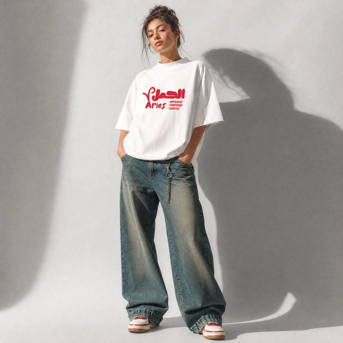 donna con outfit streetwear che indossa una t-shirt bianco oversize totally Random con design oroscopo aries الحمل, impulsive confident chaotic