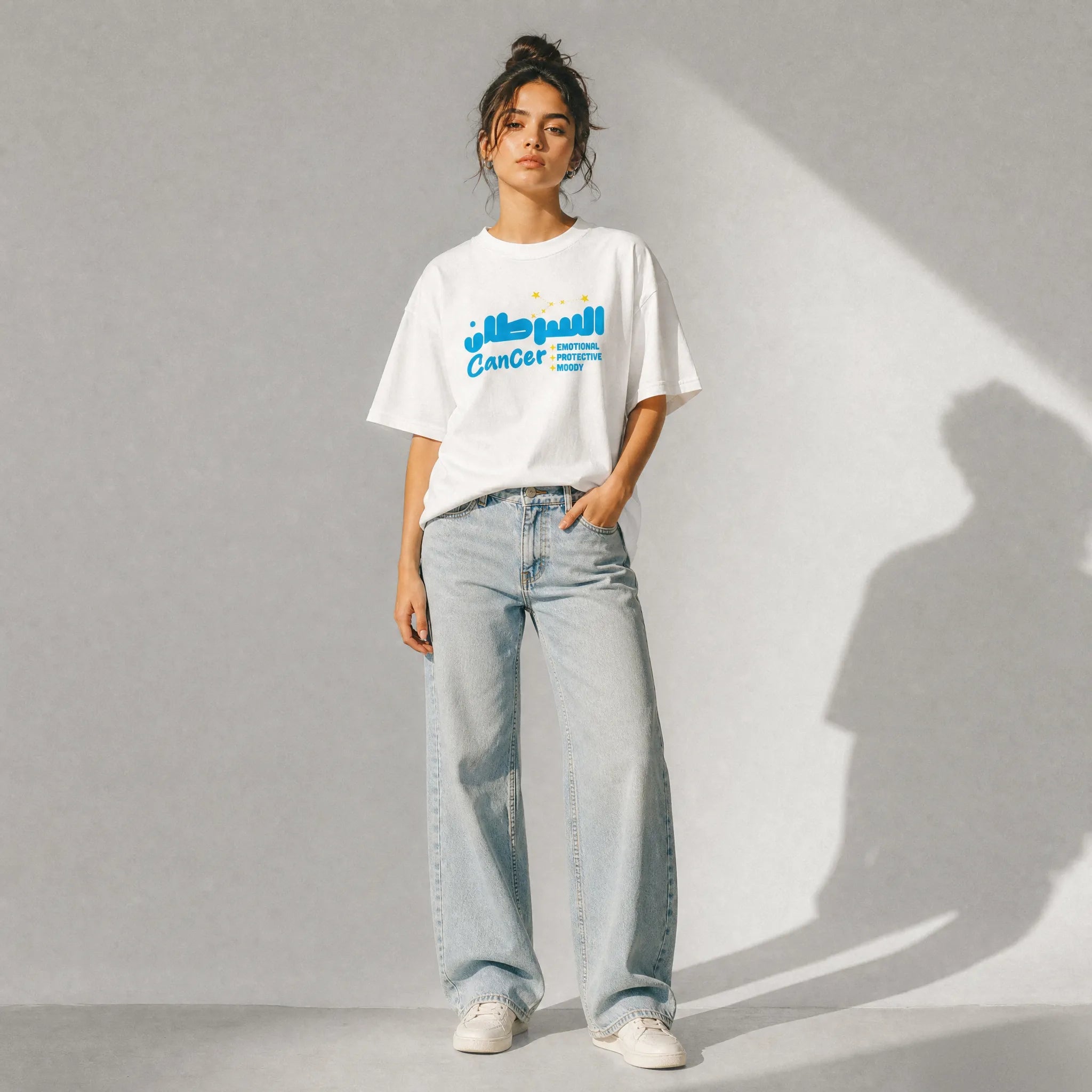 donna con outfit streetwear che indossa una t-shirt bianco oversize totally Random con design oroscopo cancro السرطان, emotional protective moody 