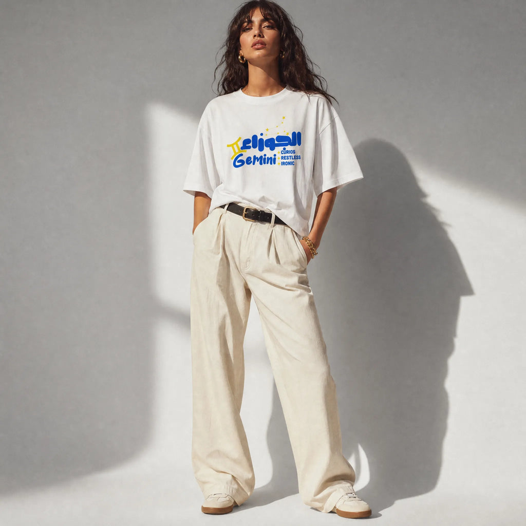 donna con outfit streetwear che indossa una t-shirt bianco oversize totally Random con design oroscopo gemini الجوزاء, curios restless ironic