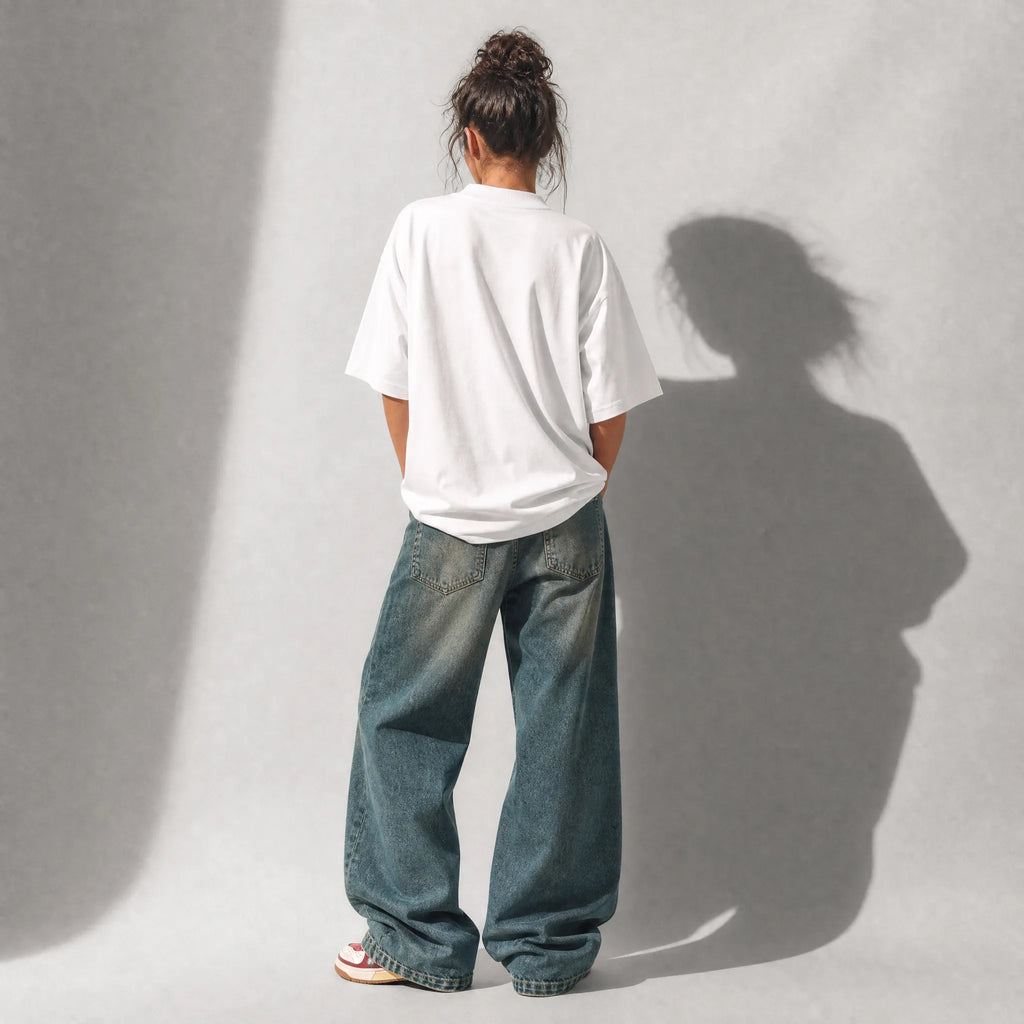 donna con outfit streetwear che indossa una t-shirt bianco oversize totally Random con design oroscopo aries الحمل, impulsive confident chaotic