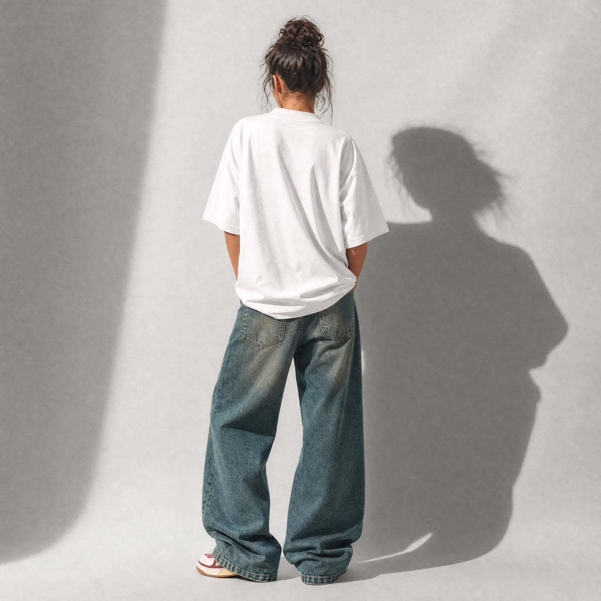 donna con outfit streetwear che indossa una t-shirt bianco oversize totally Random con design oroscopo aries الحمل, impulsive confident chaotic