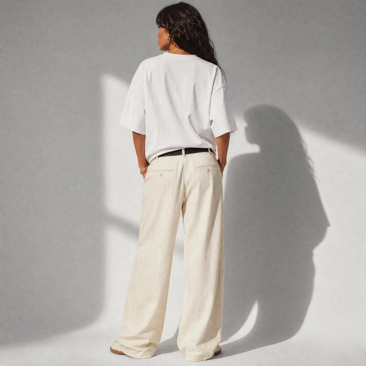 donna con outfit streetwear che indossa una t-shirt bianco oversize totally Random con design oroscopo gemini الجوزاء, curios restless ironic