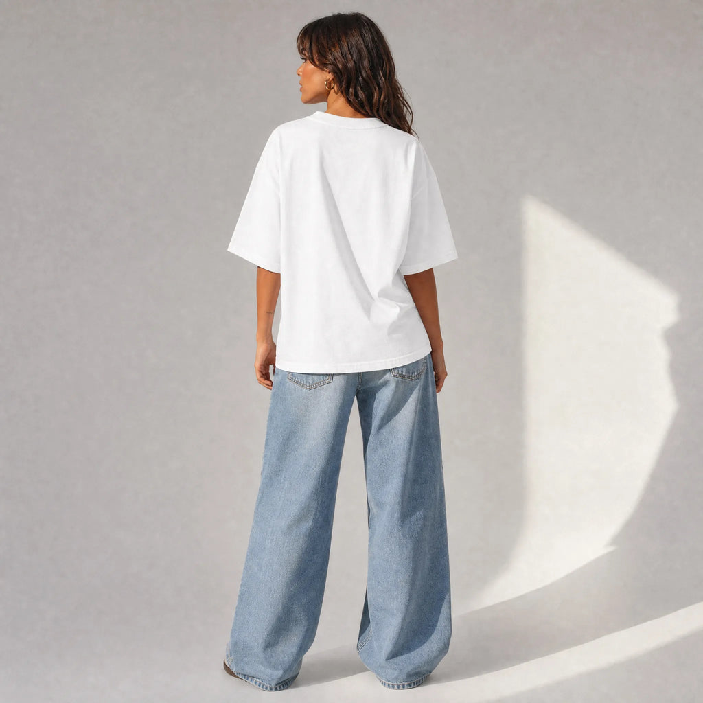 donna con outfit streetwear che indossa una t-shirt bianco oversize totally Random con design oroscopo taurus الثور, stubborn possessive loyal