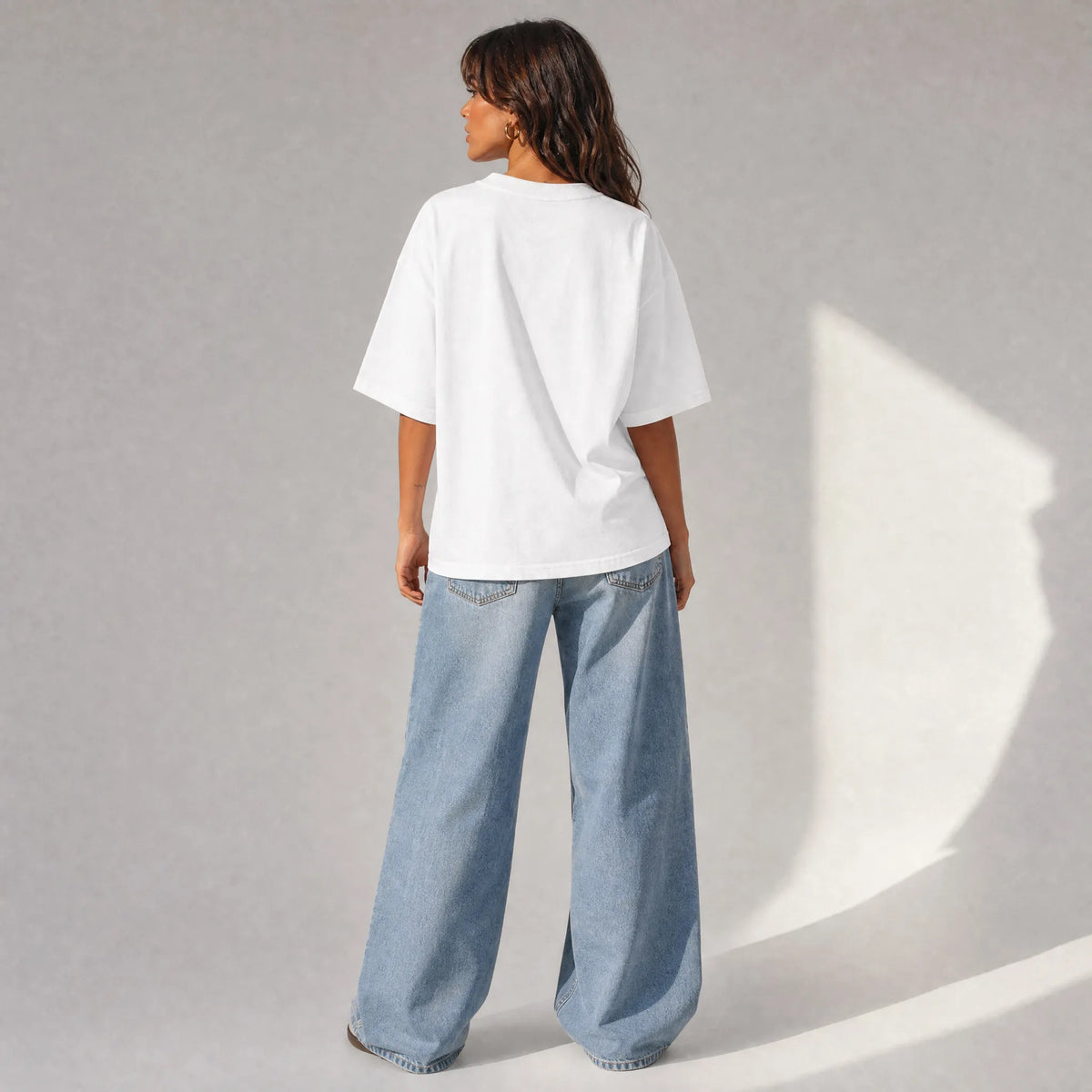 donna con outfit streetwear che indossa una t-shirt bianco oversize totally Random con design oroscopo taurus الثور, stubborn possessive loyal