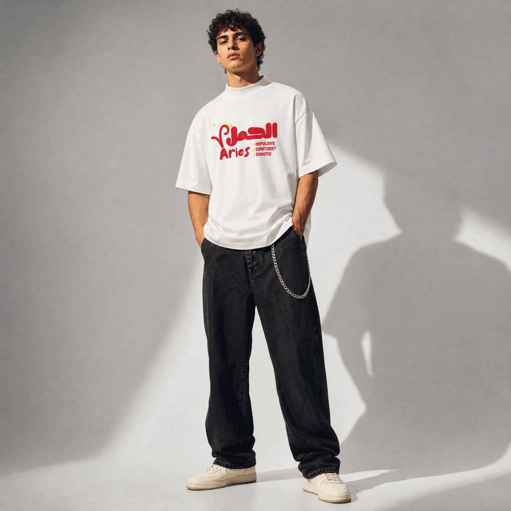 uomo con outfit streetwear che indossa una t-shirt bianco oversize totally random con design oroscopo aries الحمل, impulsive confident chaotic