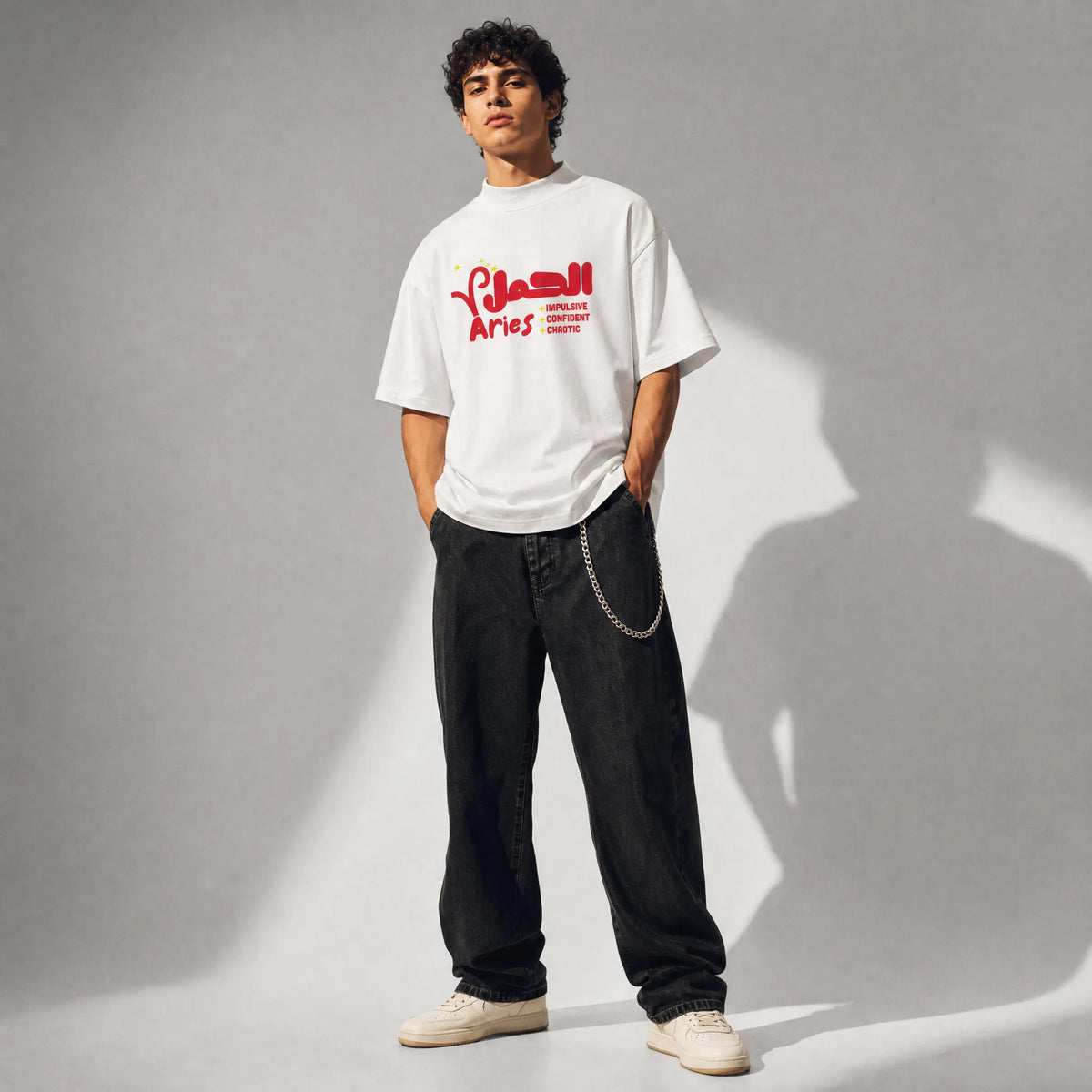 uomo con outfit streetwear che indossa una t-shirt bianco oversize totally random con design oroscopo aries الحمل, impulsive confident chaotic