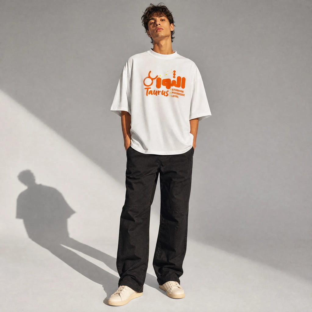 uomo con outfit streetwear che indossa una t-shirt bianco oversize totally random con design oroscopo taurus الثور, stubborn possessive loyal