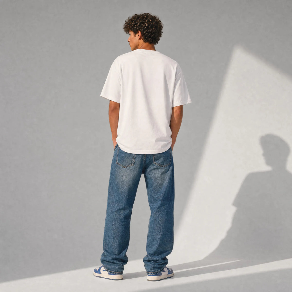 uomo con outfit streetwear che indossa una t-shirt bianco oversize totally random con design oroscopo gemini الجوزاء, curios restless ironic