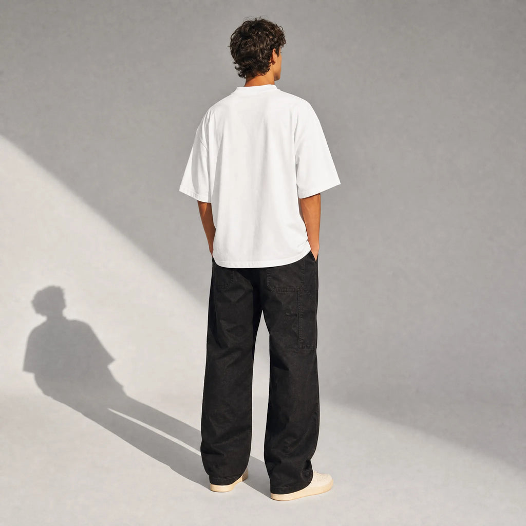 uomo con outfit streetwear che indossa una t-shirt bianco oversize totally random con design oroscopo taurus الثور, stubborn possessive loyal