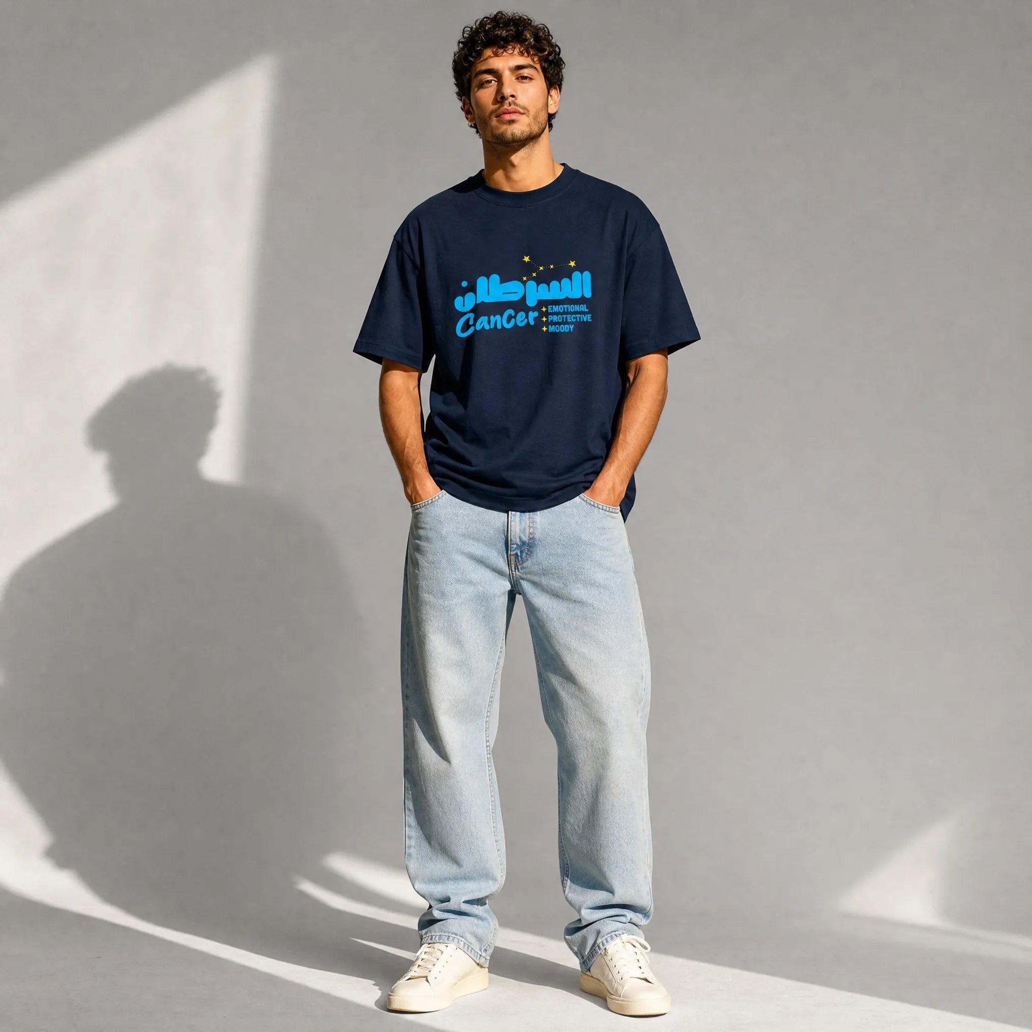 uomo con outfit streetwear che indossa una t-shirt blu navy oversize totally random con design oroscopo cancro السرطان, emotional protective moody 