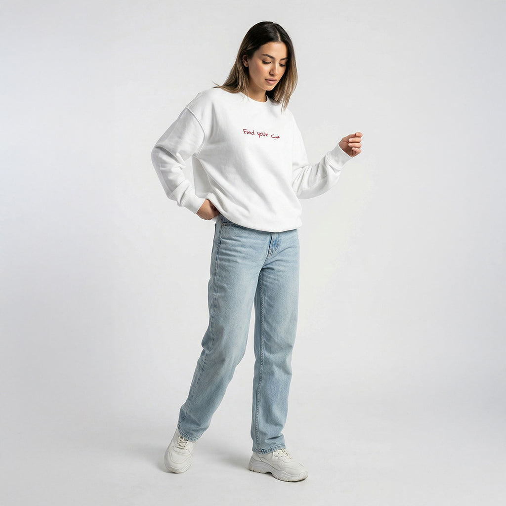 modella indossa felpa unisex oversize bianca con scritta rossa in inglese e arabo find your love - Totally Random®