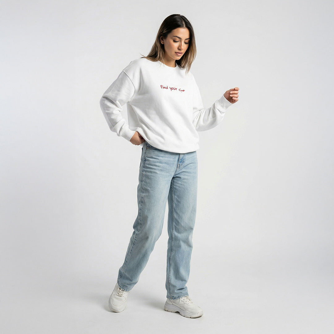 modella indossa felpa unisex oversize bianca con scritta rossa in inglese e arabo find your love - Totally Random®