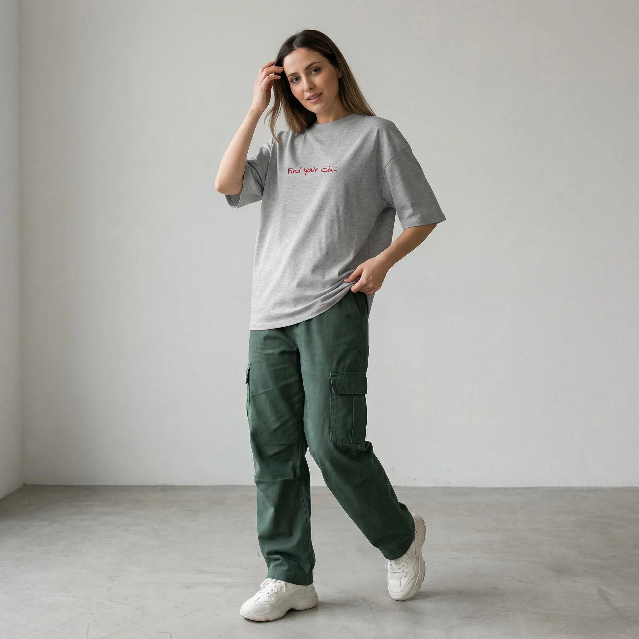 modella indossa maglietta unisex oversize grigia con scritta rossa in inglese e arabo find your passion - Totally Random®