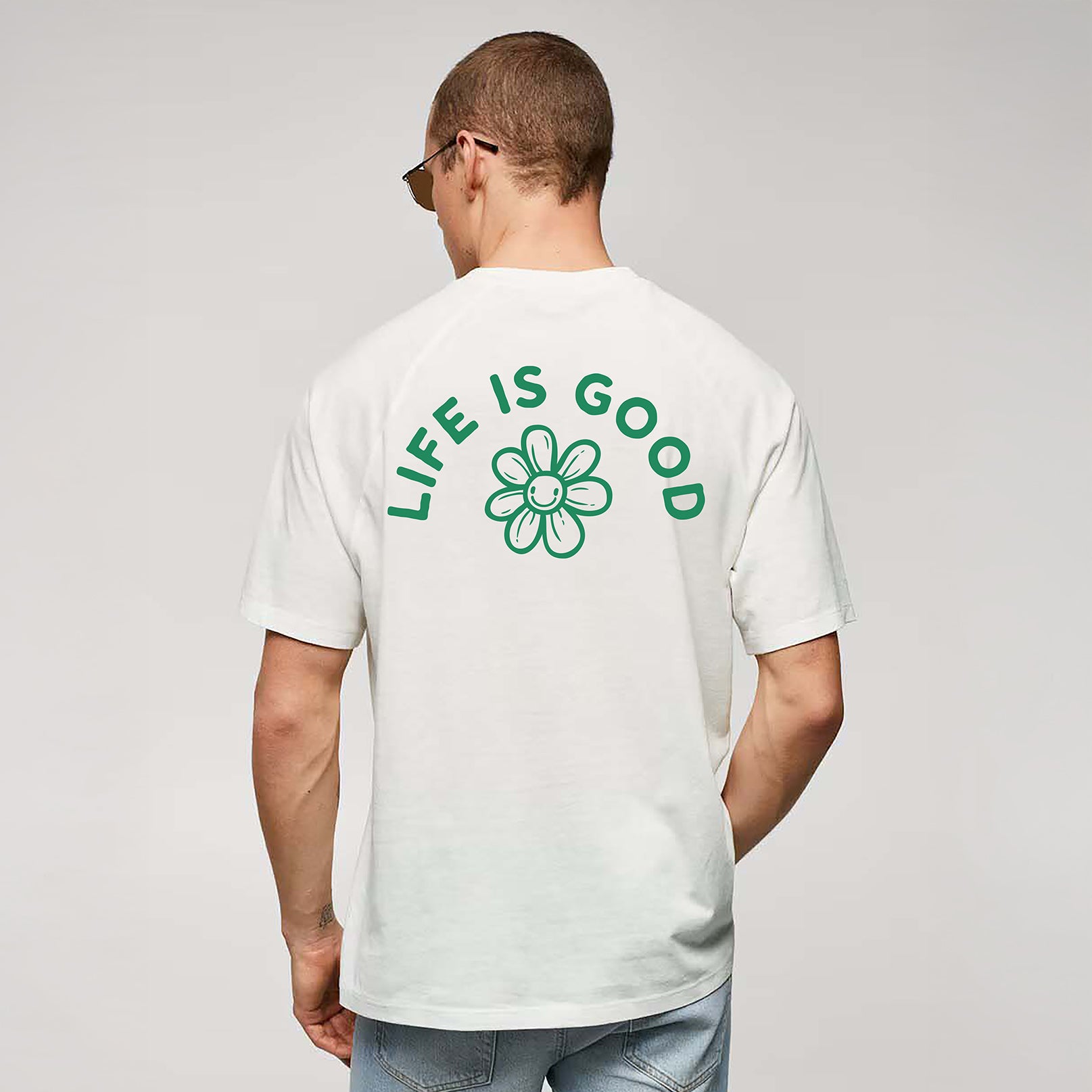 Retro maglietta uomo girocollo bianca in cotone biologico con icone di fiore e scritta verde “Life is good” Totally Random
