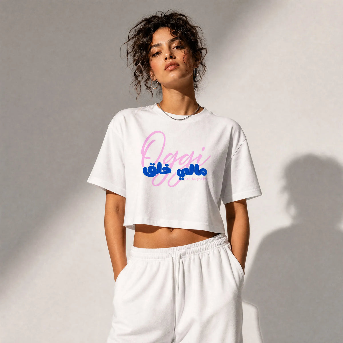 donna che indossa una cropped t-shirt bianco totally random con design today مالي خلق